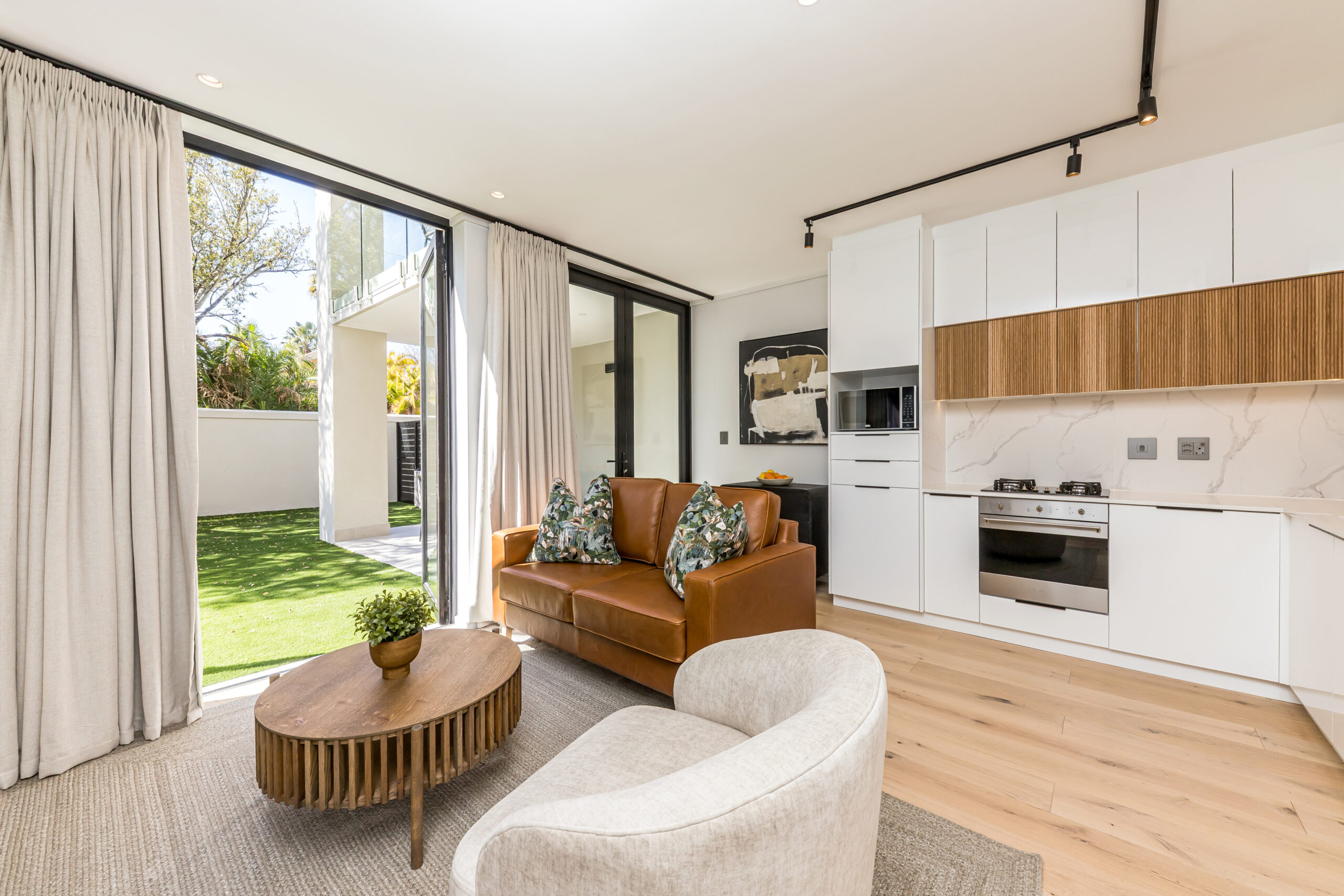 Superior one-bedroom lounge opening towards the private garden